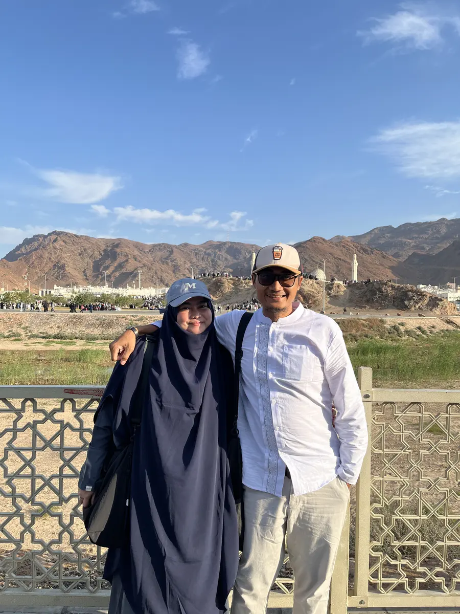 Pasangan jamaah dengan latar Bukit Uhud